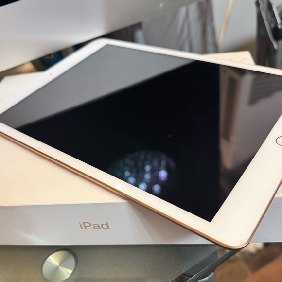 iPad 7th gen w/ wifi & cellular - pristine condition - Picture 2 of 4